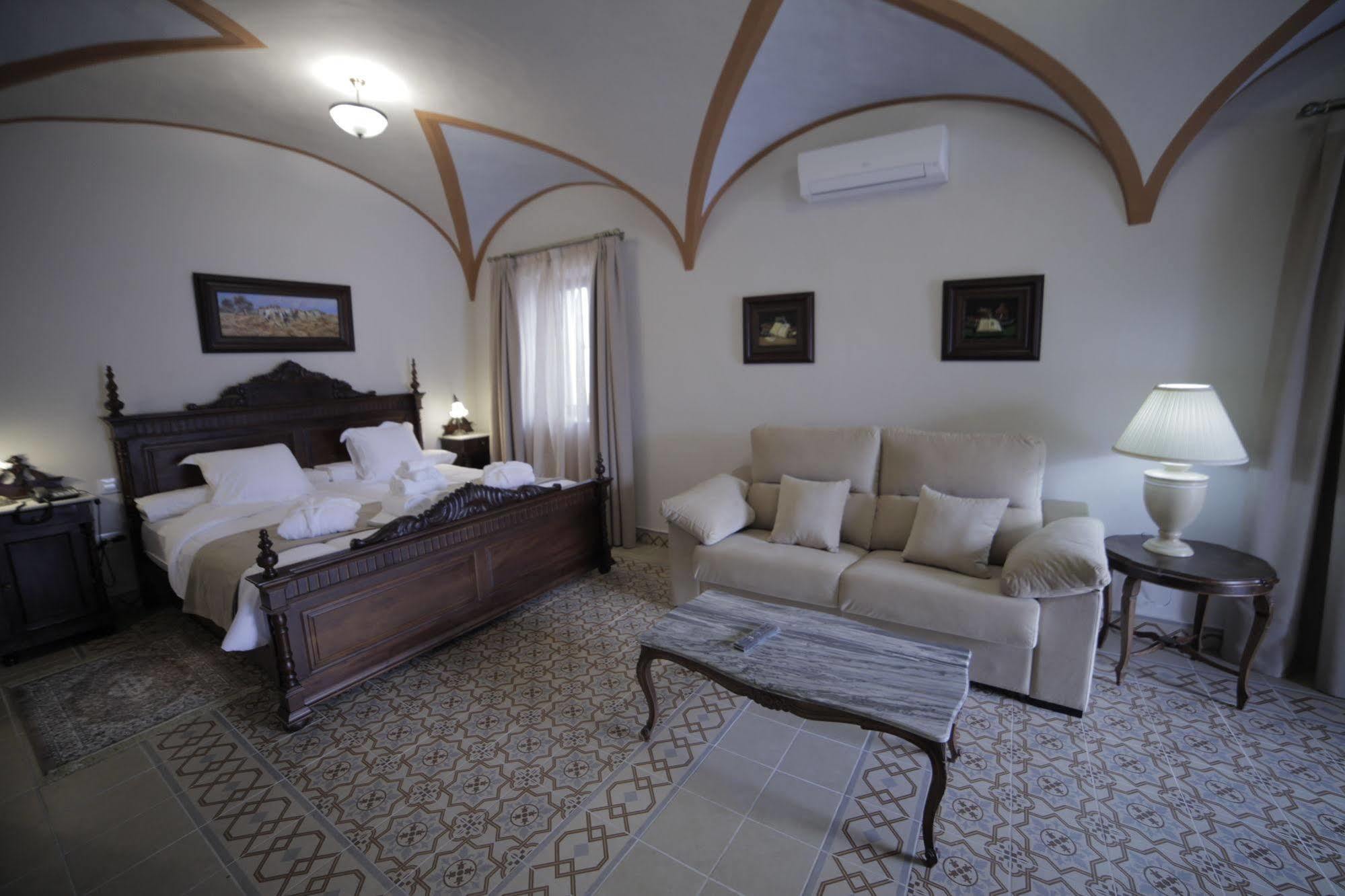 Hotel La Giralda Burguillos Del Cerro Екстериор снимка