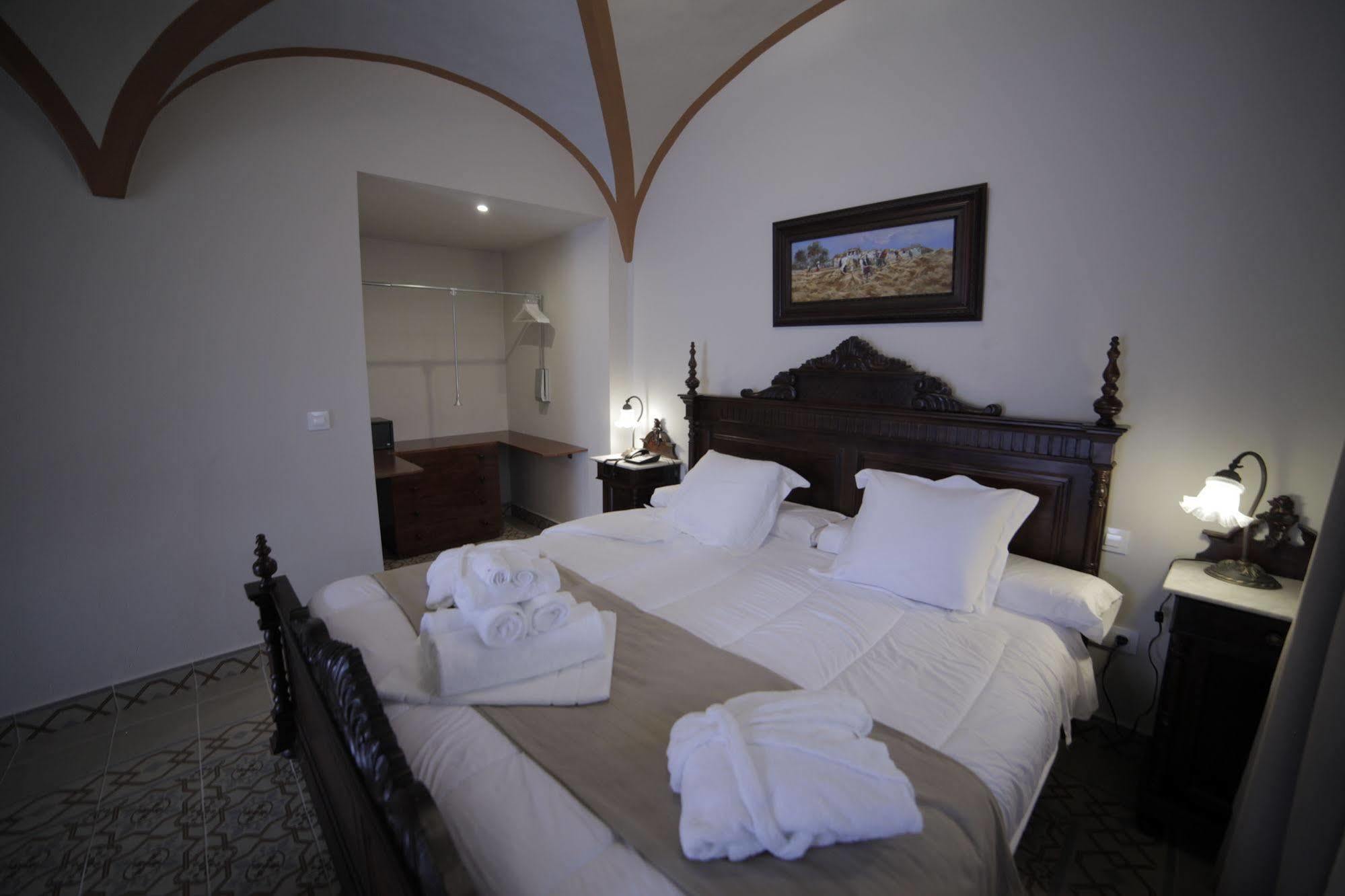Hotel La Giralda Burguillos Del Cerro Екстериор снимка