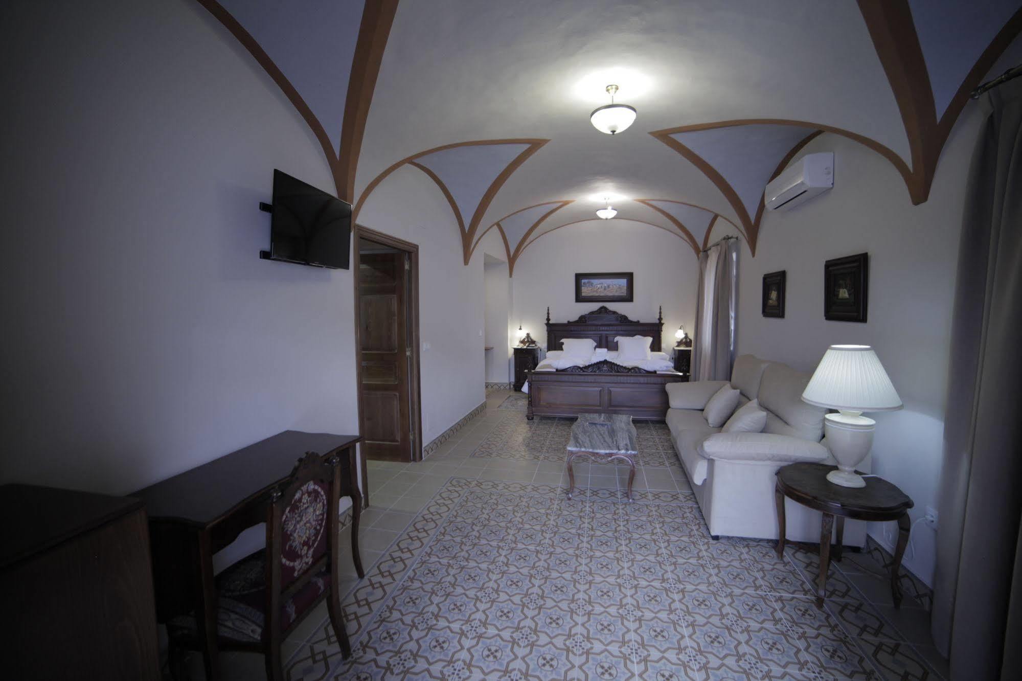 Hotel La Giralda Burguillos Del Cerro Екстериор снимка